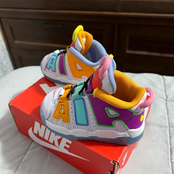 NIKE AIR MORE UPTEMPO
BARELY GRAPE/ORANGE PEEL
BOURGOGNE BRUT/PELURE D'ORANGE - Picture 7 of 8